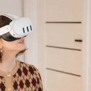 Wizualizacja wnętrz VR — klient ogląda projekt mieszkania w goglach wirtualnej rzeczywistości Remtime