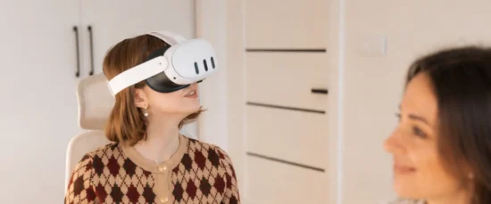 Wizualizacja wnętrz VR — klient ogląda projekt mieszkania w goglach wirtualnej rzeczywistości Remtime